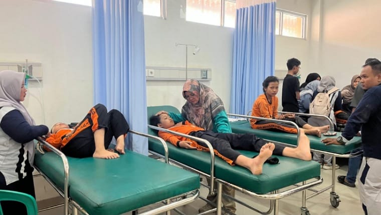 Bupati Siak Afni Dampingi Langsung Anak-anak Korban Ambruknya Tangsi Belanda.(ist)