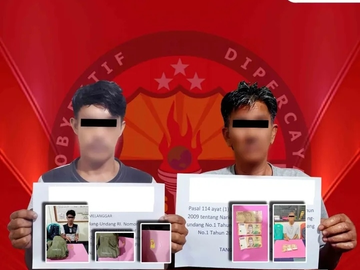 Dua tersangka narkotika saat diamankan polisi di Mapolres Payakumbuh. (dok.hmsPolrespayakumbuh)