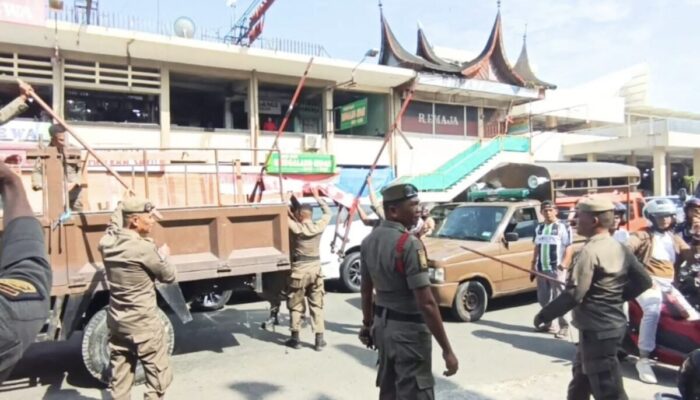 Satpol PP Padang Tertibkan Lapak di Pasar Raya dan Jalan Protokol