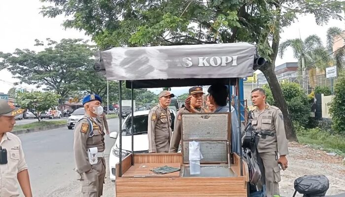 Satpol PP Padang Tertibkan PKL dan PMKS di Jalur By Pass