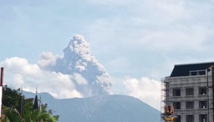 Gunung Marapi Erupsi Selama 28 Detik, Warga Diminta Waspada Bahaya Lahar