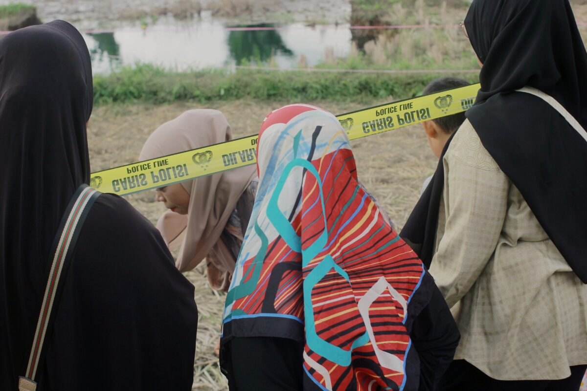 Warga menyaksikan fenomena sawah luluih di area persawahan Nagari Situjuah Batua, Kabupaten Limapuluh Kota, Sumatra Barat, Selasa (6/1/2025), yang mengubah bentang lahan pertanian setempat. (Foto: INGATLAH/Rudi Juliant)