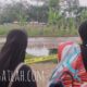 Sejumlah warga dan pengunjung menyaksikan langsung fenomena sinkhole atau sawah luluih di kawasan pertanian Pombatan, Jorong Tepi, Nagari Situjuah Batua, Kabupaten Limapuluh Kota, Selasa (6/1/2025). (Foto: INGATLAH/Rudi Juliant)
