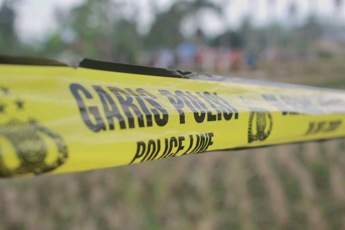 Pembatas police line terlihat di sekitar lubang besar di area persawahan Situjuah Batua, Limapuluh Kota, demi keselamatan pengunjung. (Foto: INGATLAH/Rudi Juliant)