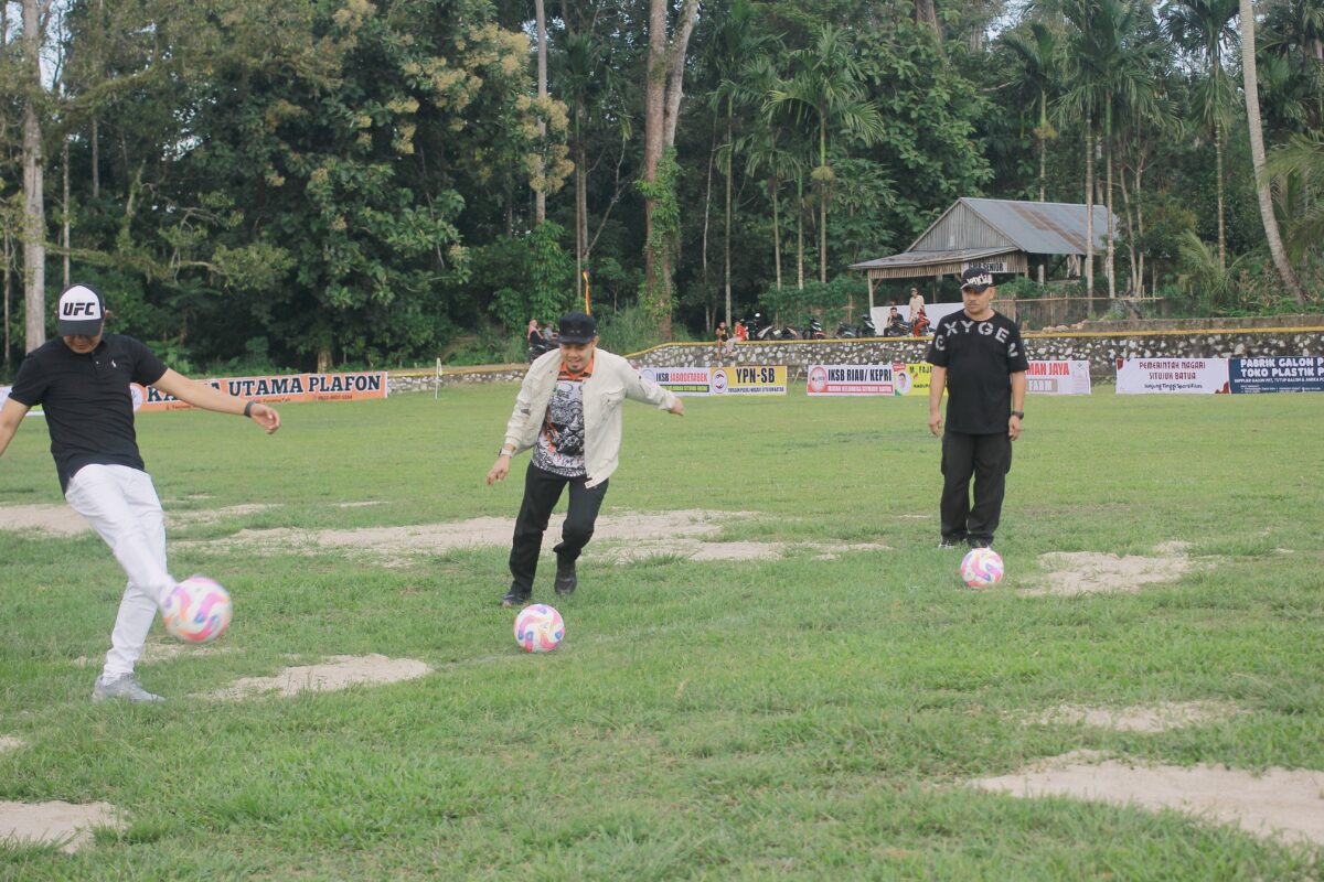 Tendangan pembukaan Open Turnamen Sago Team Cup 2026 Piala Oxygen di Lapangan Khatib Sulaiman, Situjuah Batua, Minggu (18/1/2026). (Foto: INGATLAH/Rudi Juliant)