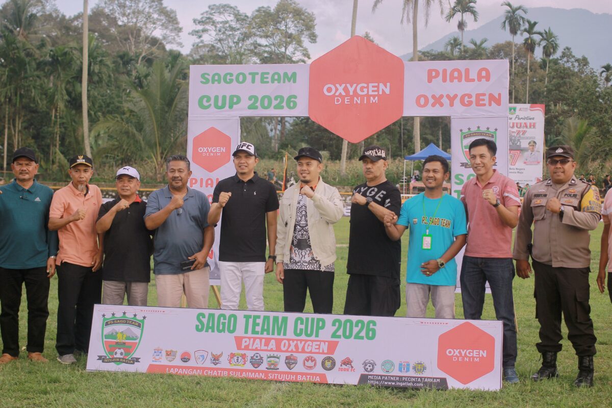 Foto bersama Wakil Bupati Limapuluh Kota, Kajari Payakumbuh, unsur Forkopimda, panitia saat pembukaan Open Turnamen Sago Team Cup 2026 Piala Oxygen di Lapangan Khatib Sulaiman, Nagari Situjuah Batua, Minggu (18/1/2026). (Foto: INGATLAH/Rudi Juliant)
