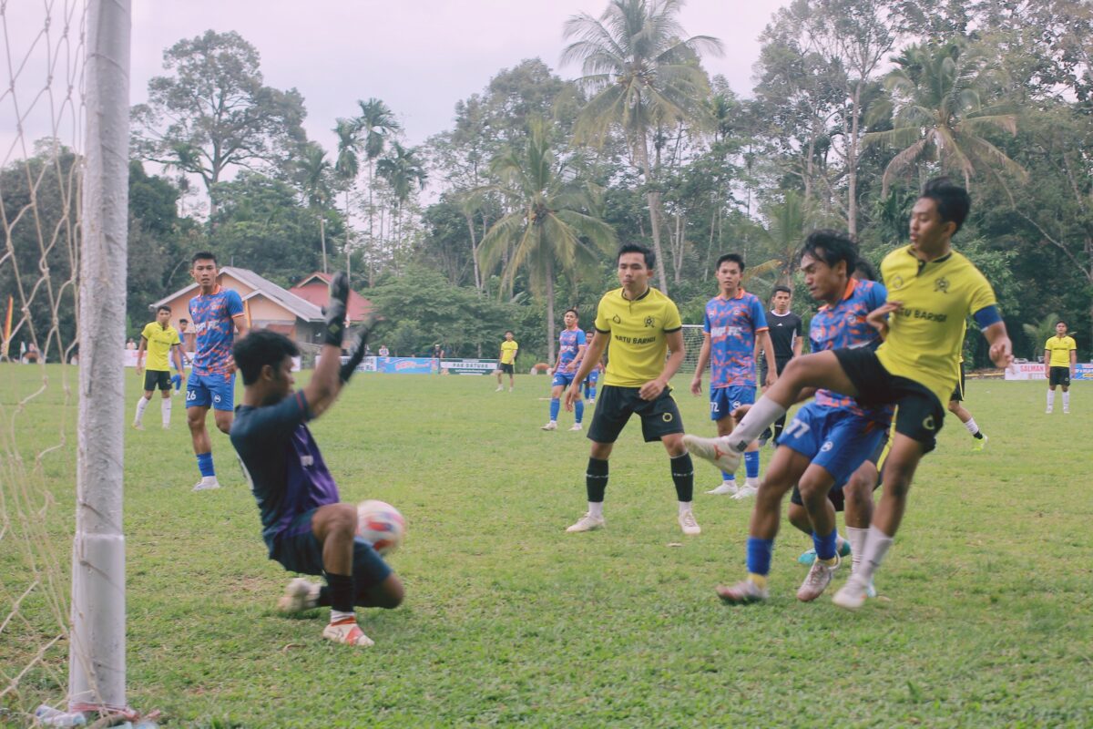 Pemain MMP FC dan Putra Rantau saling berebut bola pada laga Open Turnamen Sago Team Cup 2026 di Lapangan Chatib Sulaiman, Situjuah Batua, Kabupaten Limapuluh Kota, Senin (19/1/2026). (Foto: INGATLAH/Rudi Juliant)