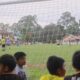 Sejumlah anak-anak menyaksikan pertandingan Open Turnamen Sago Team Cup 2026 di Lapangan Chatib Sulaiman, Kabupaten Limapuluh Kota, Senin (19/1/2026). (Foto: INGATLAH/ Rudi Juliant)
