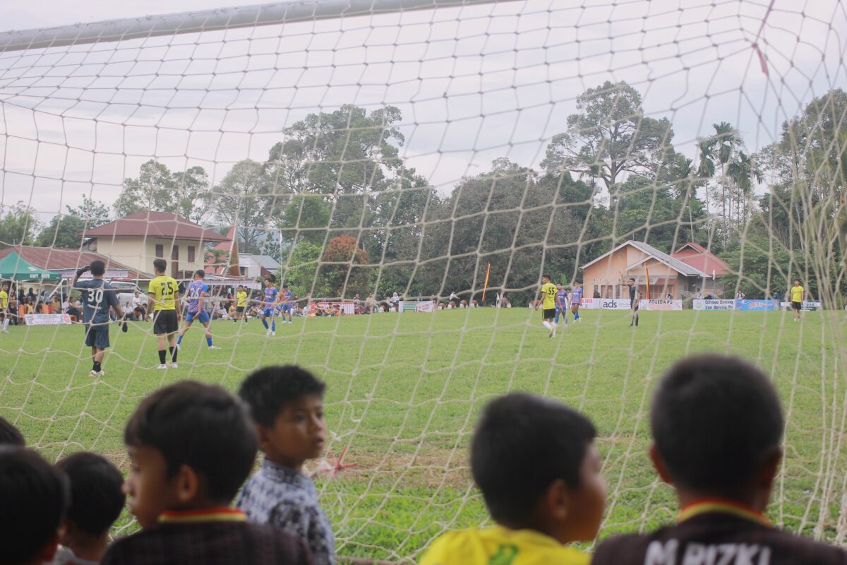Sejumlah anak-anak menyaksikan pertandingan Open Turnamen Sago Team Cup 2026 di Lapangan Chatib Sulaiman, Kabupaten Limapuluh Kota, Senin (19/1/2026). (Foto: INGATLAH/ Rudi Juliant)