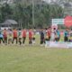 Pemain kedua tim berjabat tangan jelang kick-off laga MMP FC Singkarak kontra PSTS Talang, Selasa sore. (Foto: INGATLAH/Rudi Juliant)