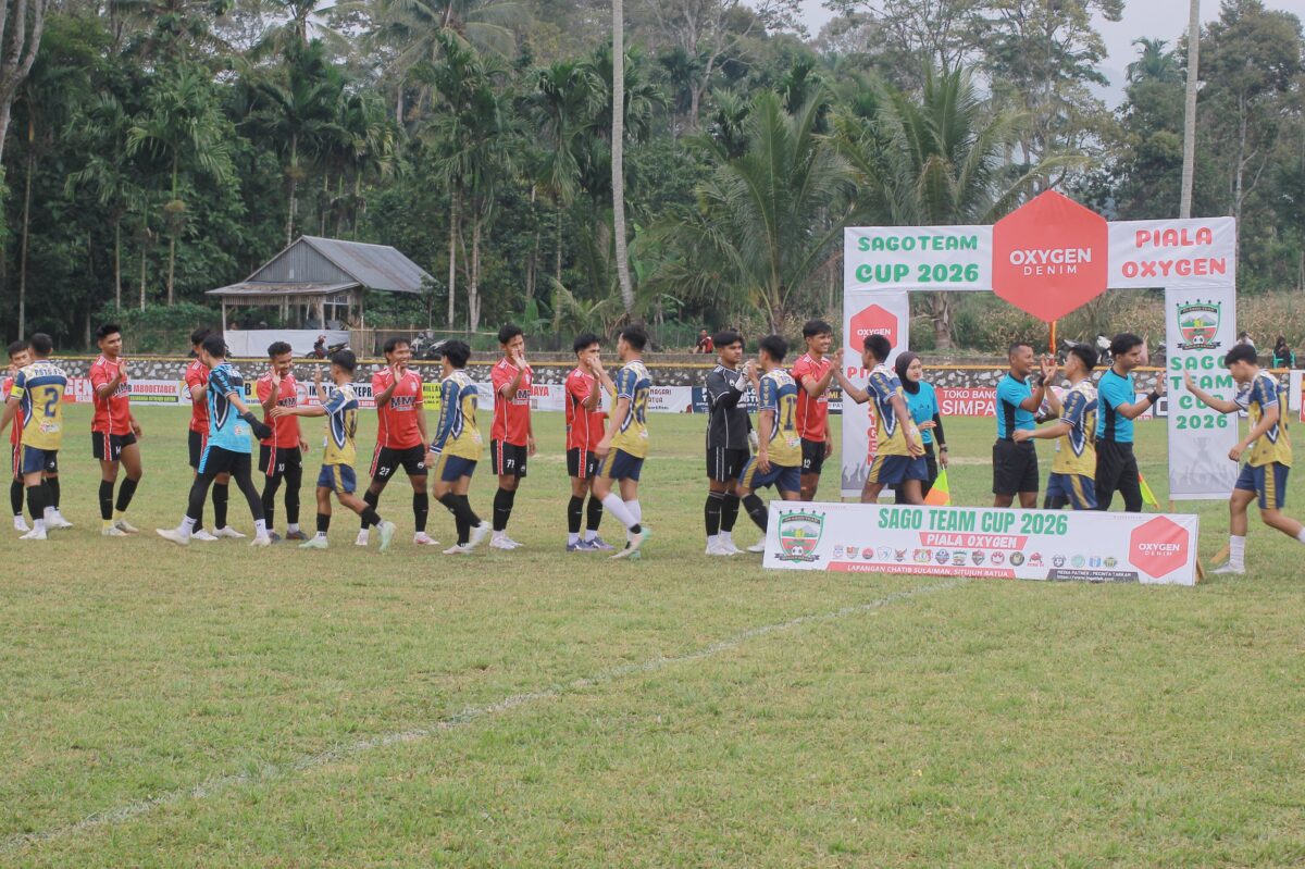 Pemain kedua tim berjabat tangan jelang kick-off laga MMP FC Singkarak kontra PSTS Talang, Selasa sore. (Foto: INGATLAH/Rudi Juliant)