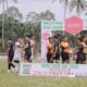 Duel ketat pemain MMP FC (putih) dan Muaro Lakin FC (hitam) pada semifinal kedua Sago Team Cup 2026 Piala Oxygen yang berlangsung sengit dan disaksikan ratusan penonton. (Foto: INGATLAH/Rudi Juliant)