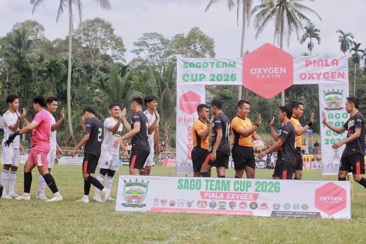 Duel ketat pemain MMP FC (putih) dan Muaro Lakin FC (hitam) pada semifinal kedua Sago Team Cup 2026 Piala Oxygen yang berlangsung sengit dan disaksikan ratusan penonton. (Foto: INGATLAH/Rudi Juliant)