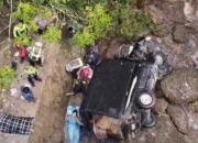 Minibus Terjun ke Jurang Kelok Sembilan, Seluruh Penumpang Berhasil Selamat