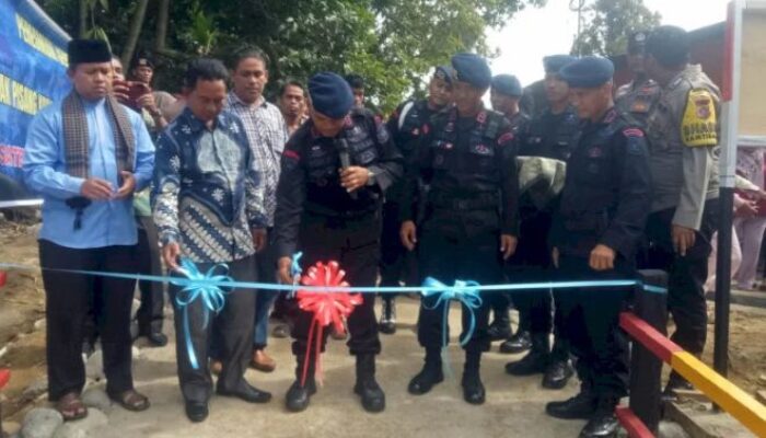 Sat Brimob Polda Sumbar Resmikan Jembatan di Sungai Buluah