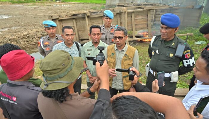 Tim Terpadu Sumbar Musnahkan Peralatan Tambang Emas Ilegal di Pasaman