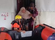 Hujan Lebat Padang, BPBD Evakuasi Satu Keluarga Terjebak Banjir Tunggul Hitam