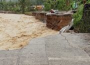 Jalan Amblas Diterjang Banjir, 235 KK di Batu Busuk Padang Terisolasi