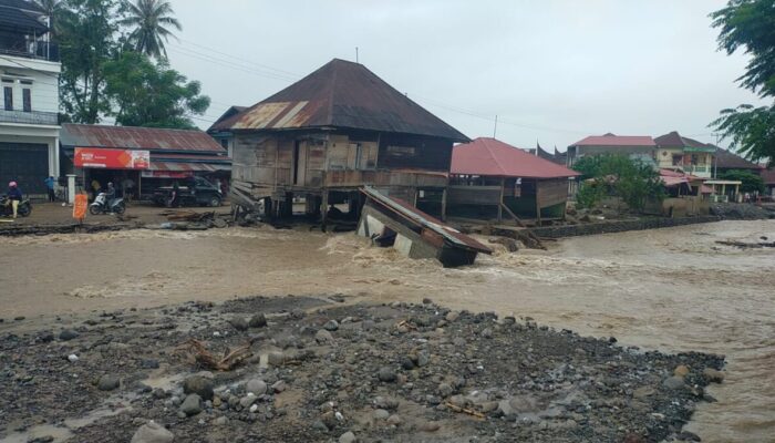 Banjir Saniang Baka Solok, Satu Rumah di Tepi Sungai Hanyut Terbawa Arus