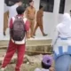 Tangkapan layar video yang beredar di media sosial memperlihatkan kericuhan antara seorang guru dan sejumlah siswa di SMKN 4 Tanjung Jabung Timur, Jambi