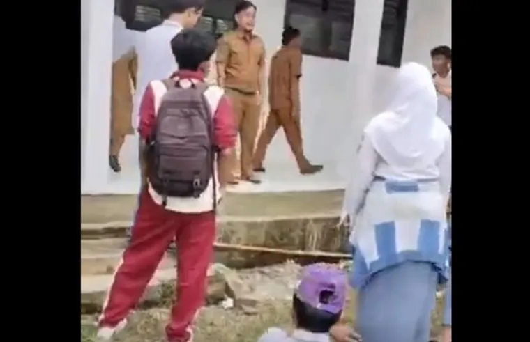 Tangkapan layar video yang beredar di media sosial memperlihatkan kericuhan antara seorang guru dan sejumlah siswa di SMKN 4 Tanjung Jabung Timur, Jambi
