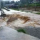 Badan jalan provinsi penghubung Kecamatan Palupuh, Kabupaten Agam, menuju Koto Tinggi, Kabupaten Limapuluh Kota, Sumatera Barat, terputus total akibat terban yang dipicu luapan Sungai Batang Pagadih, Sabtu (10/1/2026). Curah hujan tinggi membuat arus sungai menggerus badan jalan sehingga tidak dapat dilalui kendaraan. (dok ist)