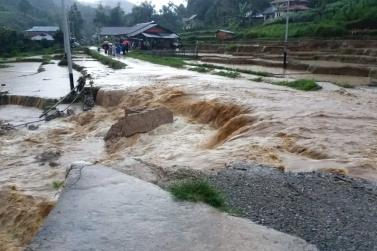 Badan jalan provinsi penghubung Kecamatan Palupuh, Kabupaten Agam, menuju Koto Tinggi, Kabupaten Limapuluh Kota, Sumatera Barat, terputus total akibat terban yang dipicu luapan Sungai Batang Pagadih, Sabtu (10/1/2026). Curah hujan tinggi membuat arus sungai menggerus badan jalan sehingga tidak dapat dilalui kendaraan. (dok ist)
