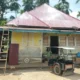 Salah satu rumah yang mendapatkan program pemungkiman kumuh di wilayah pulau punjung pengantian atap seng. (Foto: Singgalang)