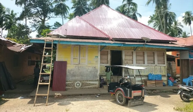 Salah satu rumah yang mendapatkan program pemungkiman kumuh di wilayah pulau punjung pengantian atap seng. (Foto: Singgalang)