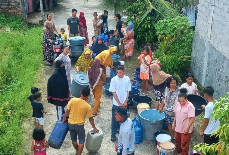 Sebagian Warga Padang Masih Kesulitan Air Bersih Pasca Jebolnya Saluran Irigasi Gunung Nago.