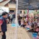 Pemerhati Anak Indonesia, Kak Seto Mulyadi mengunjungi anak-anak korban bencana banjir dan tanah longsor di Kecamatan IV Nagari Bayang Utara, Kabupaten Pesisir Selatan. (Foto: Topsatu/Marlison)