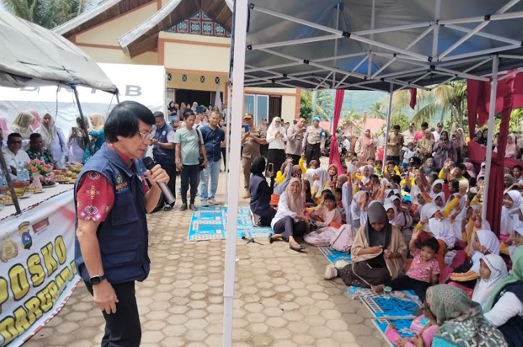 Pemerhati Anak Indonesia, Kak Seto Mulyadi mengunjungi anak-anak korban bencana banjir dan tanah longsor di Kecamatan IV Nagari Bayang Utara, Kabupaten Pesisir Selatan. (Foto: Topsatu/Marlison)