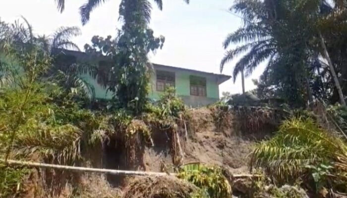Sekolah dan Puluhan Rumah di Pasbar Terancam Runtuh Akibat Abrasi Sungai