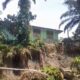 Kondisi tebing Sungai Batang Kenaikan di belakang bangunan MTsN 7 Pasaman Barat, Nagari Seberang Kenaikan, Kecamatan Gunung Tuleh, Pasaman Barat, yang mengalami abrasi parah akibat perubahan aliran sungai. (Foto: singgalang)