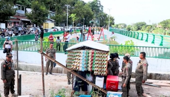 PKL Berjualan di Area Taman Kota, Satpol PP Padang Lakukan Penertiban