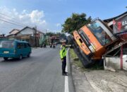 Rem Blong, Truk Fuso Tabrak Rumah Warga di Panyalaian Tanah Datar