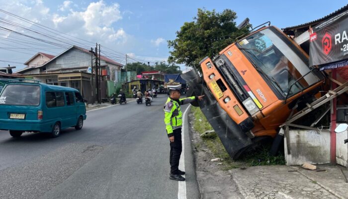 Rem Blong, Truk Fuso Tabrak Rumah Warga di Panyalaian Tanah Datar