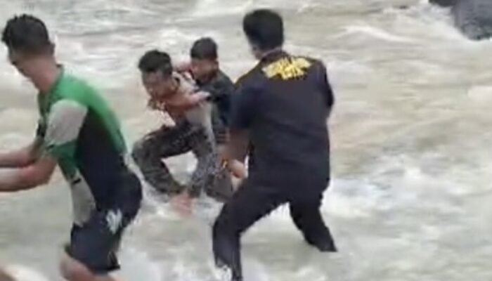 Satpol PP Padang Selamatkan Bocah Hanyut di Lubuk Minturun