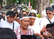 Ratusan Pedagang Pasar Raya Padang Demo Rumah Dinas Wali Kota