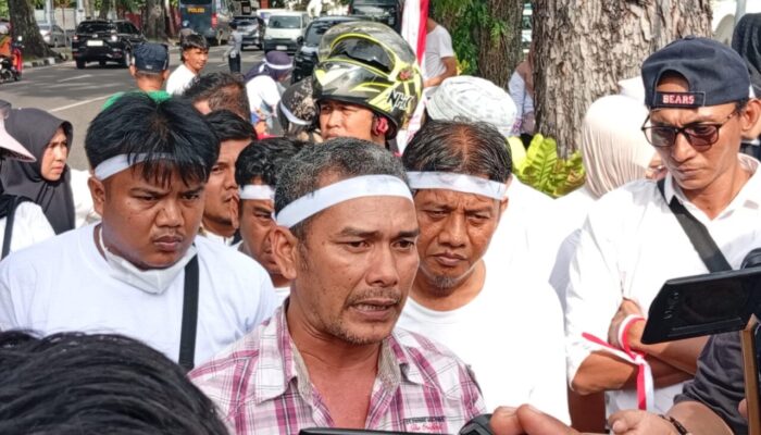 Ratusan Pedagang Pasar Raya Padang Demo Rumah Dinas Wali Kota
