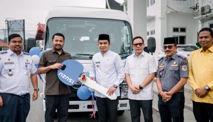 Zigo Rolanda Serahkan Bantuan Bus Sekolah untuk Pelajar Kota Solok