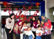 Rayakan Imlek 2577, KAI Divre II Sumbar Beri Kejutan Souvenir bagi Penumpang