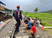 Bahaya Ngabuburit di Rel, KAI Sumbar Ingatkan Sanksi Denda 15 Juta