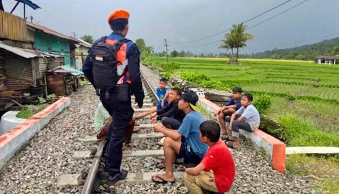 Bahaya Ngabuburit di Rel, KAI Sumbar Ingatkan Sanksi Denda 15 Juta