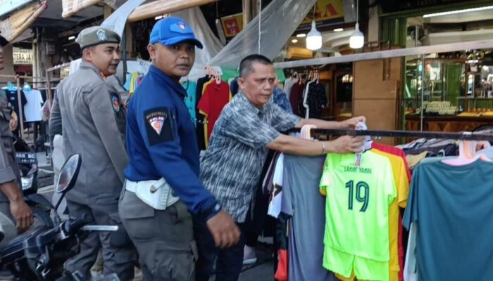 Tim Gabungan Tertibkan PKL di Selasar Barat Pasar Raya Padang