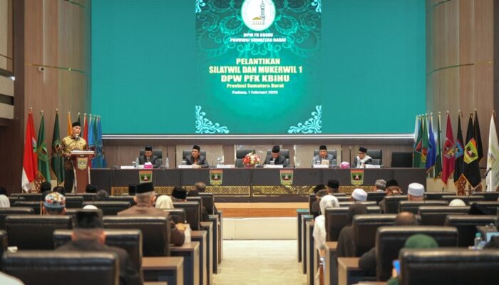 Gubernur Mahyeldi Lantik Pengurus FK KBIHU Sumbar Periode 2026-2031