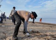 Polda Sumbar dan TNI Gelar Aksi Bersih Pantai Padang