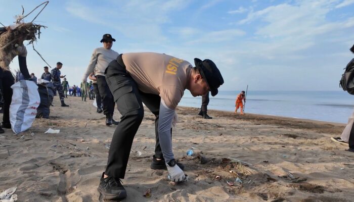 Polda Sumbar dan TNI Gelar Aksi Bersih Pantai Padang