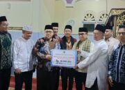 Safari Ramadan di Solok, Muhidi Serahkan Bantuan Masjid Rp50 Juta