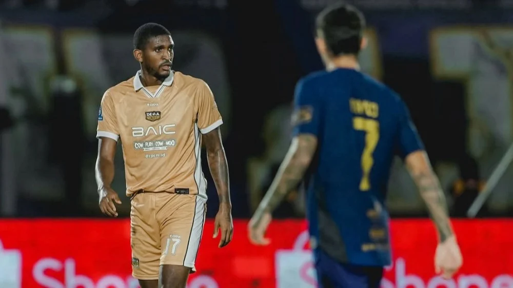 Damion Lowe, bek Dewa United Fc